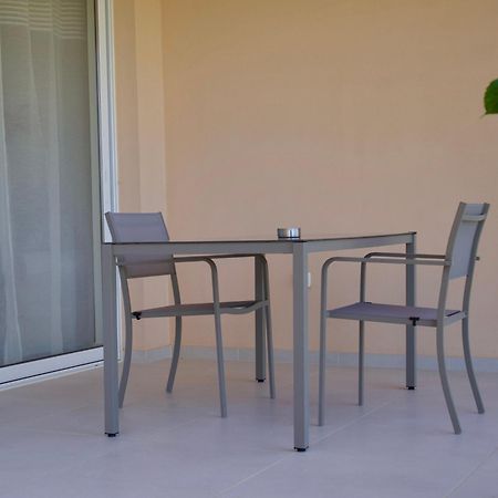 Resitour - Aphrodite Beachfront Pirgos Psilonerou Habitación foto