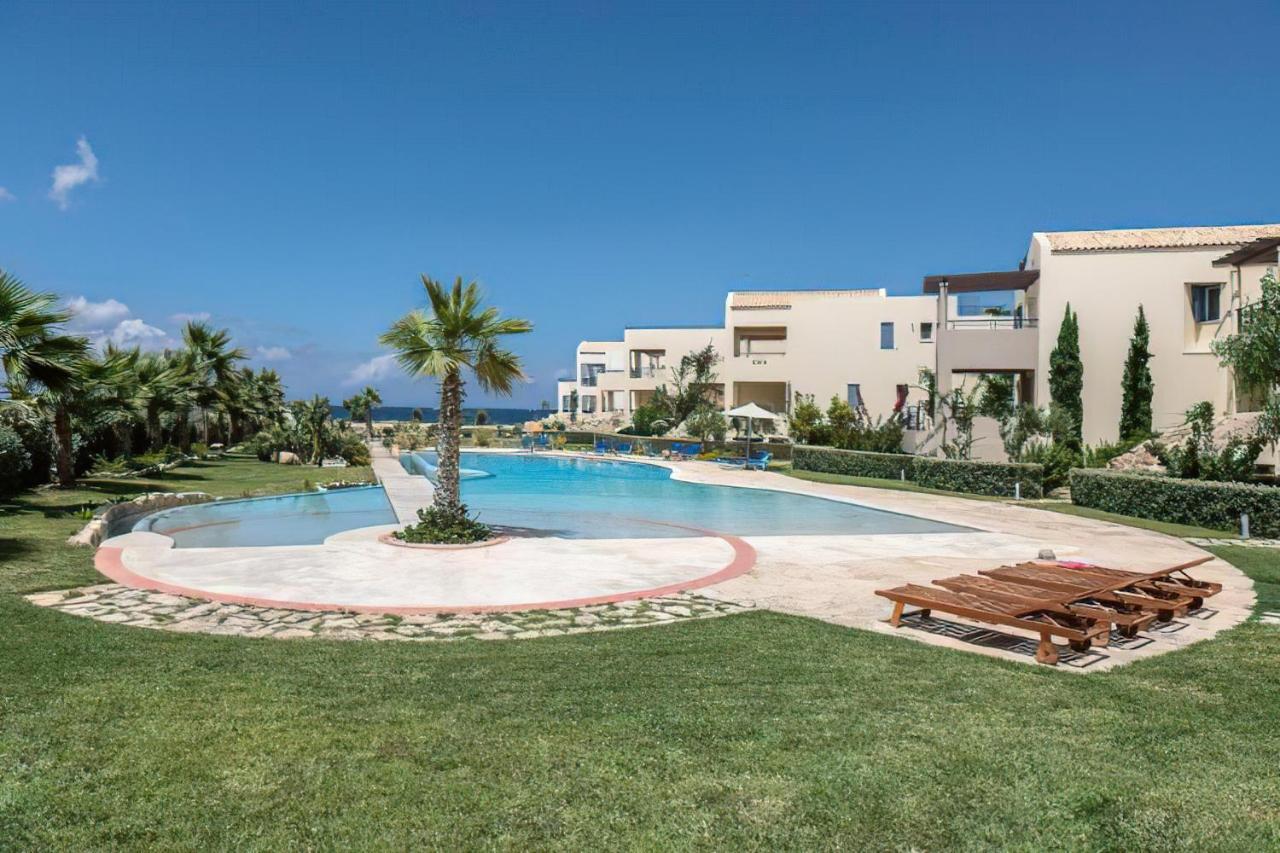 Resitour - Aphrodite Beachfront Pirgos Psilonerou Habitación foto