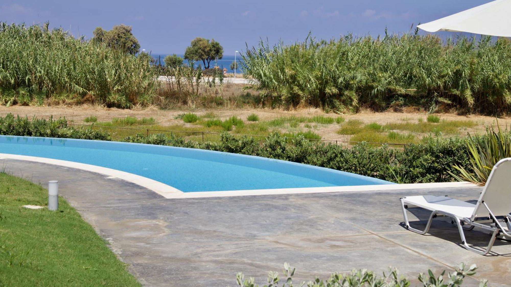 Resitour - Aphrodite Beachfront Pirgos Psilonerou Habitación foto