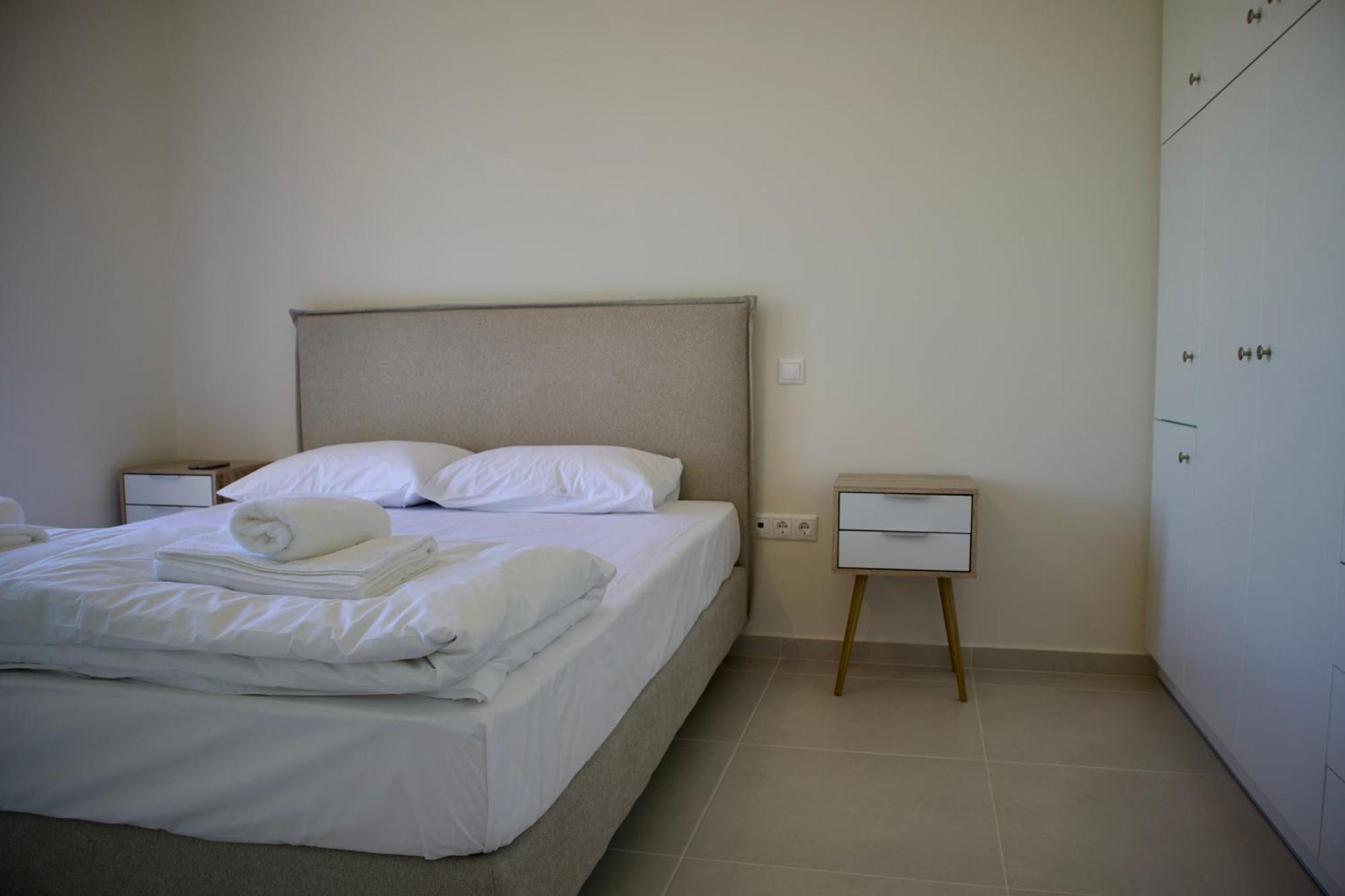 Resitour - Aphrodite Beachfront Pirgos Psilonerou Habitación foto