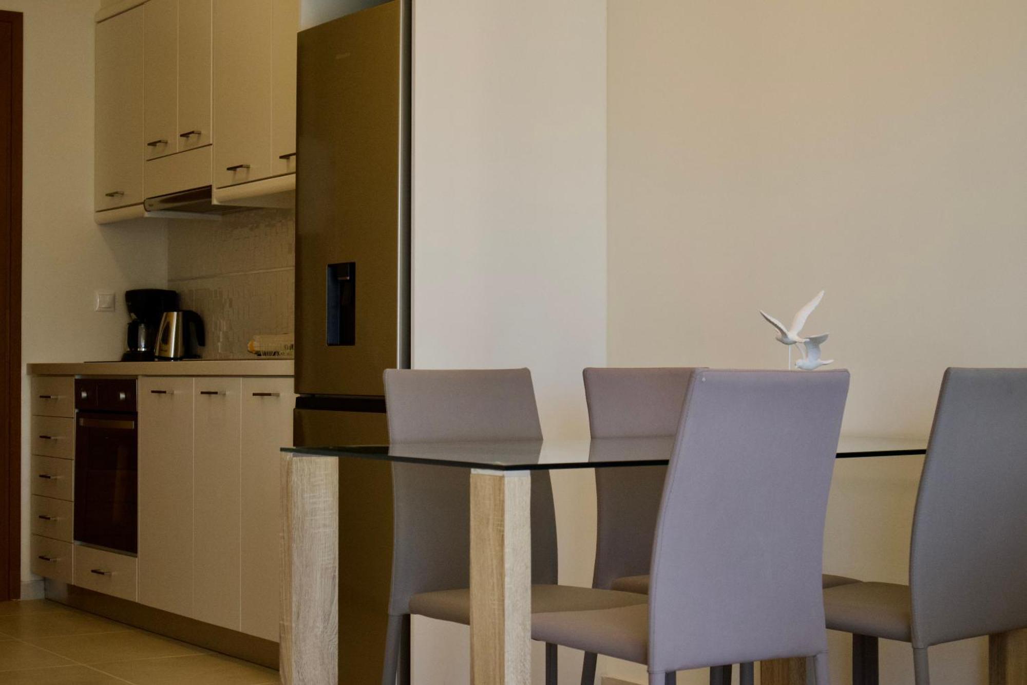 Resitour - Aphrodite Beachfront Pirgos Psilonerou Habitación foto