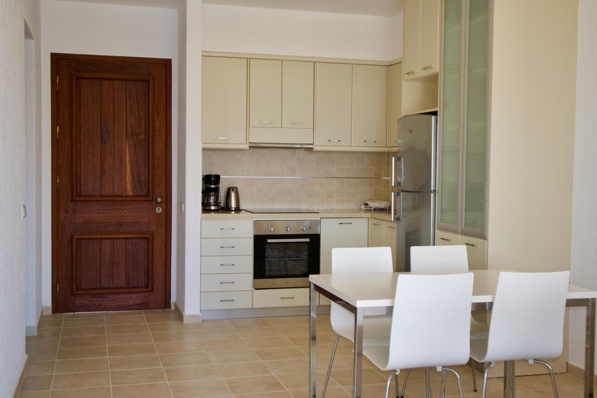 Resitour - Aphrodite Beachfront Pirgos Psilonerou Habitación foto