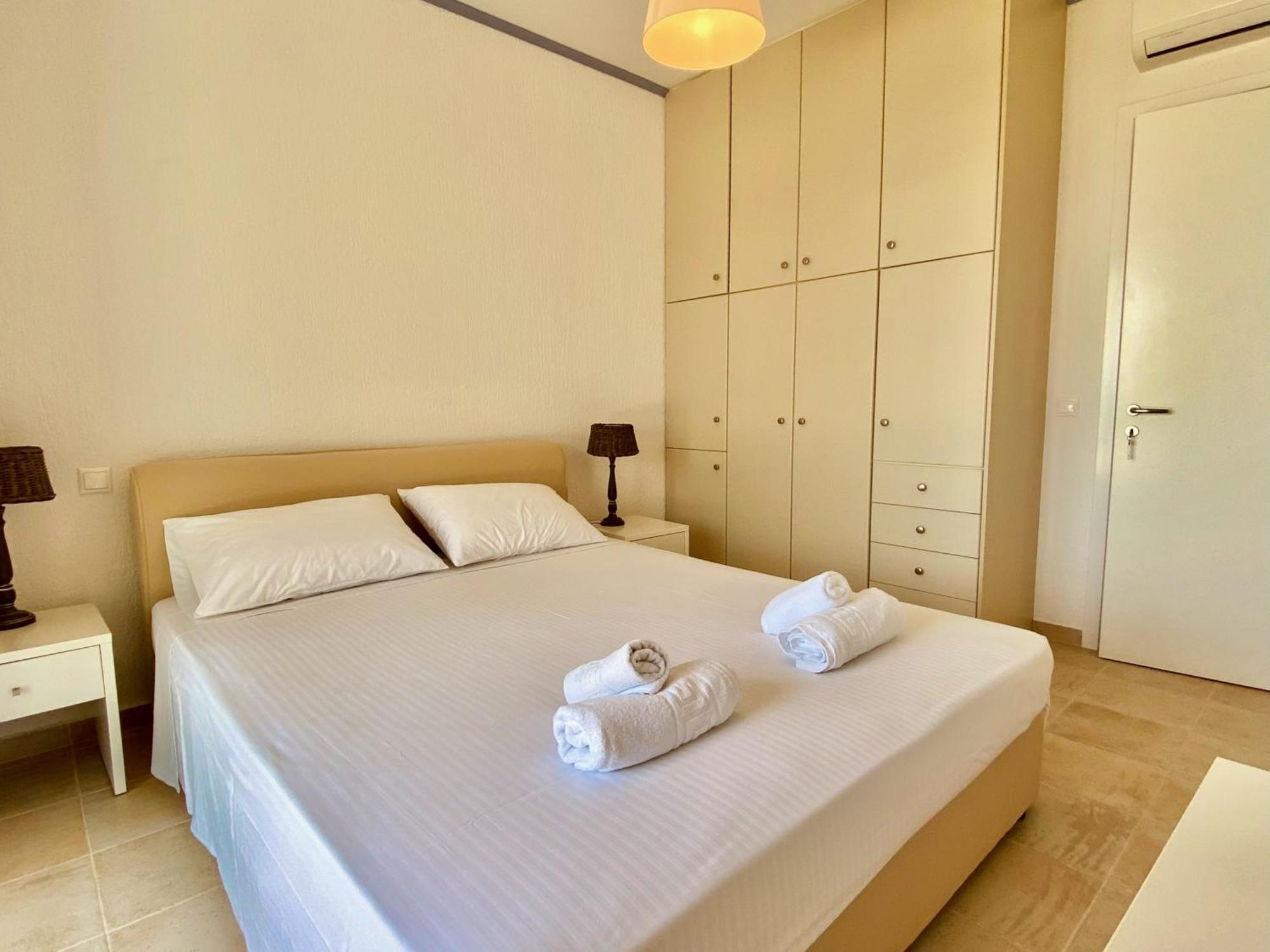 Resitour - Aphrodite Beachfront Pirgos Psilonerou Habitación foto