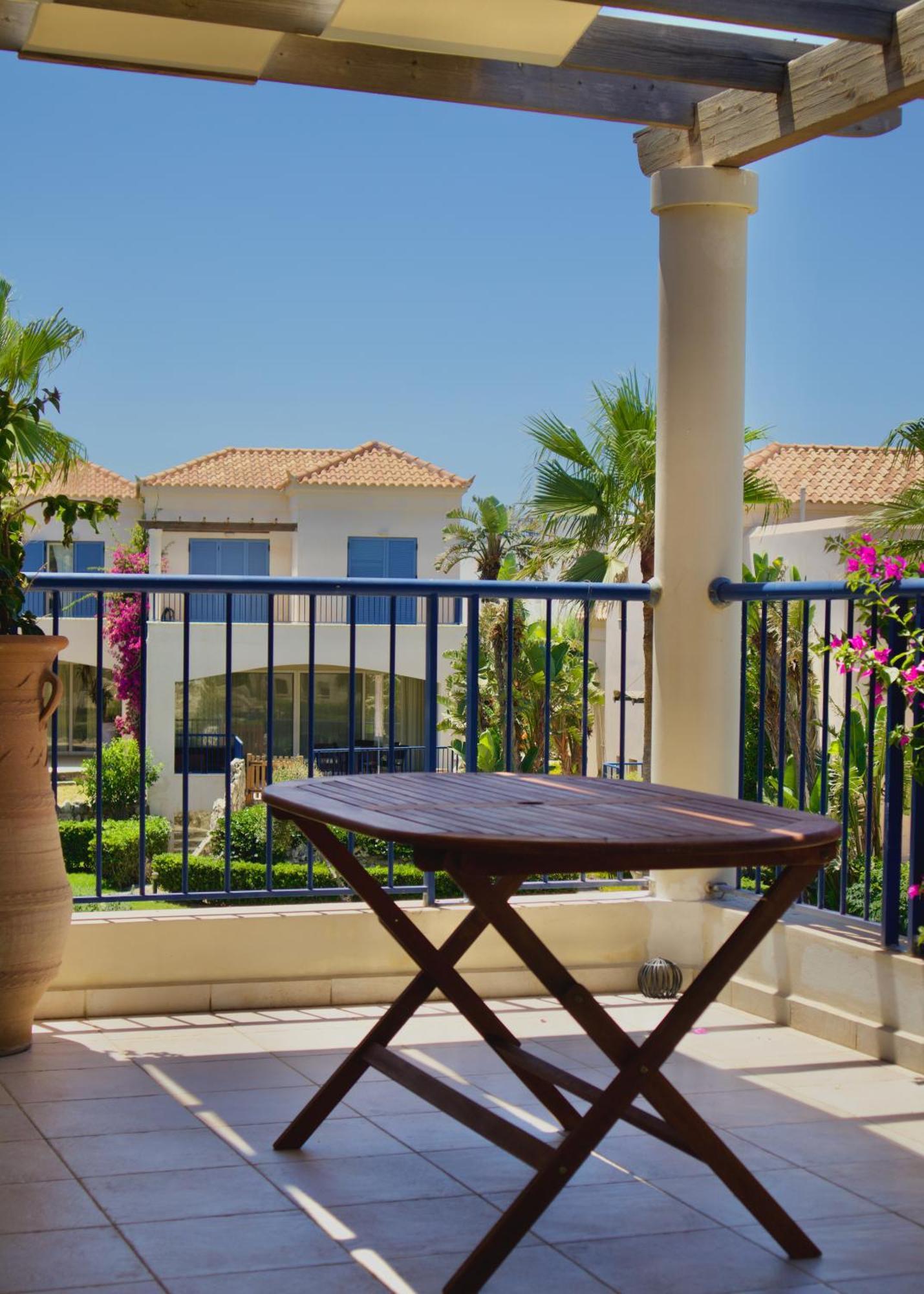 Resitour - Aphrodite Beachfront Pirgos Psilonerou Habitación foto