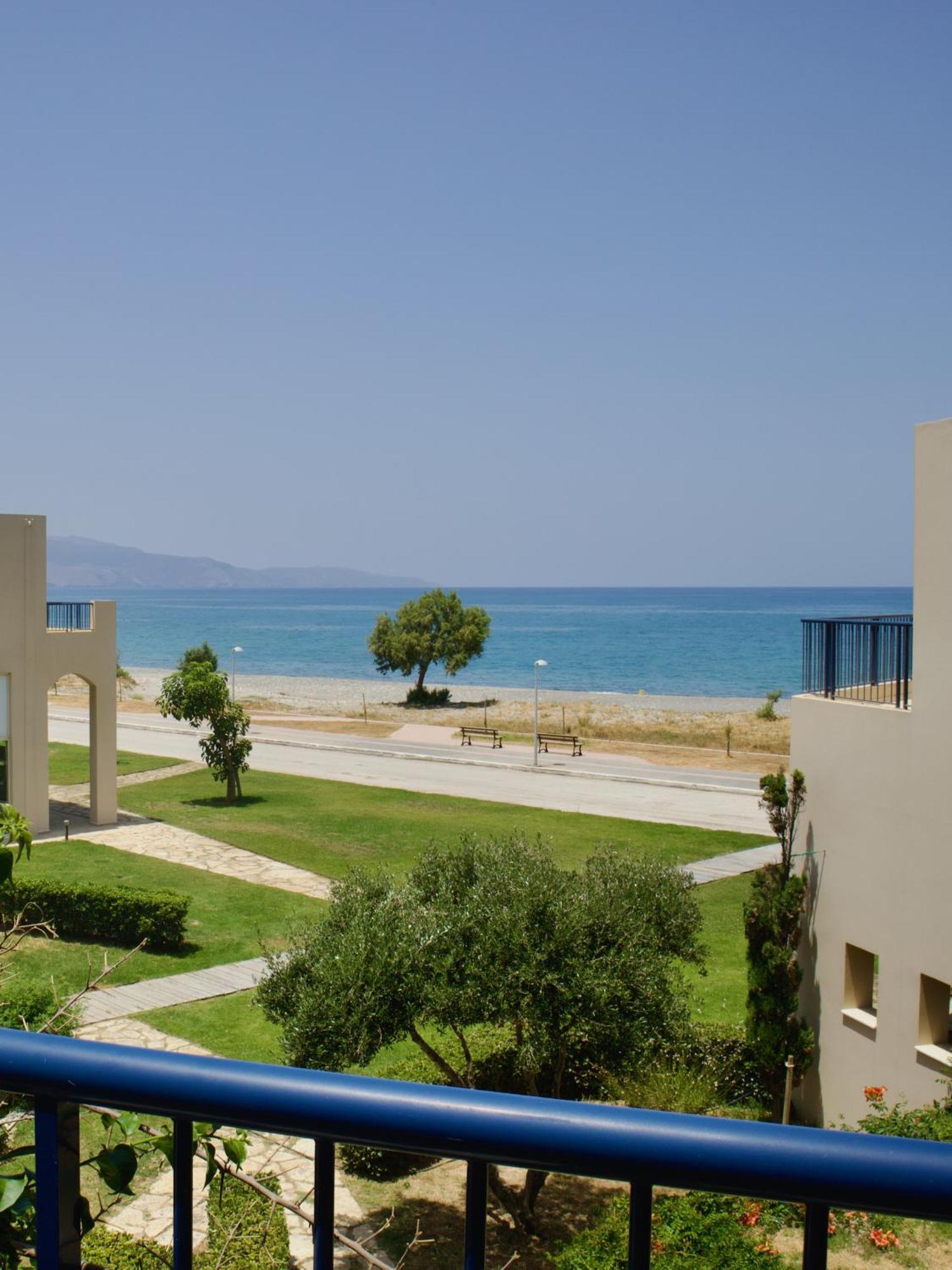 Resitour - Aphrodite Beachfront Pirgos Psilonerou Habitación foto