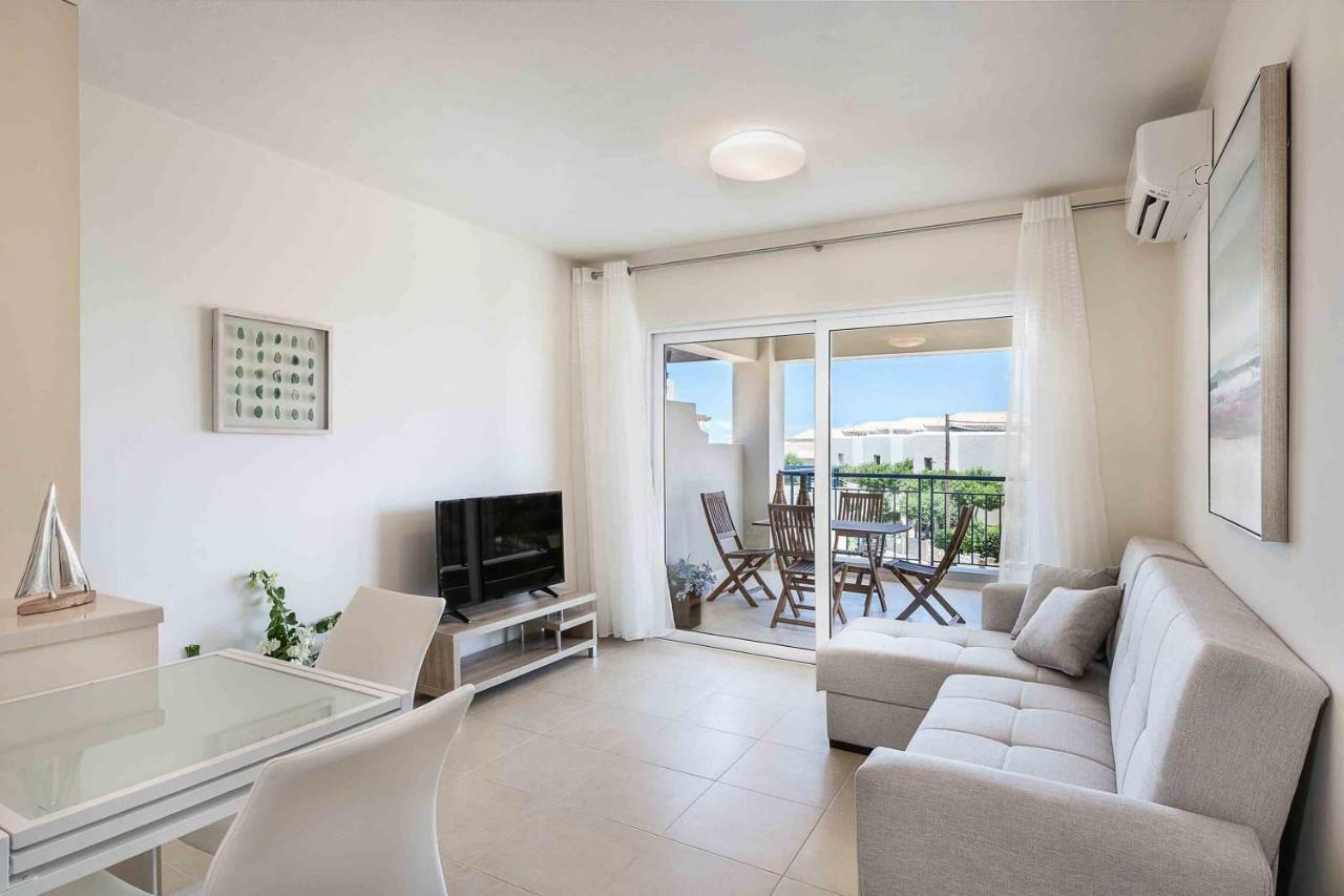 Resitour - Aphrodite Beachfront Pirgos Psilonerou Habitación foto